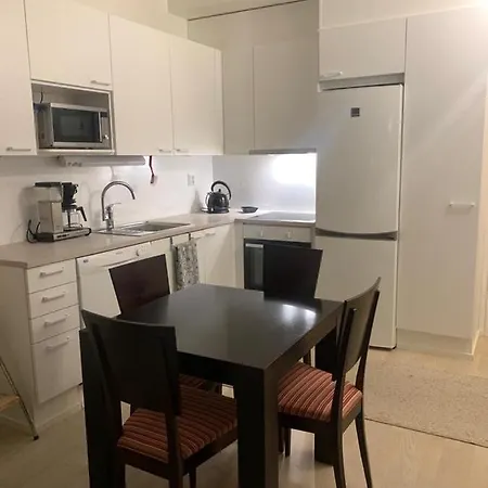 Modern Nearby Airport Apartment *
