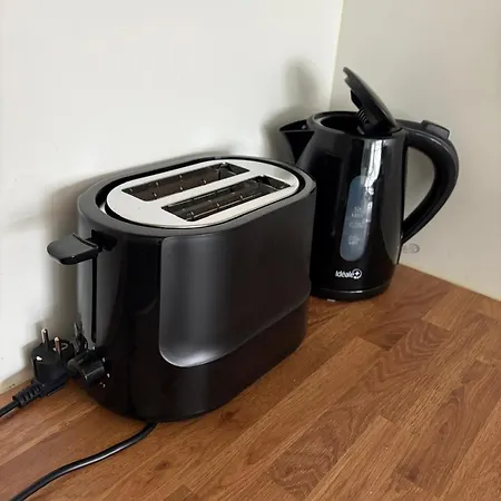 Modern Nearby Airport Apartment *