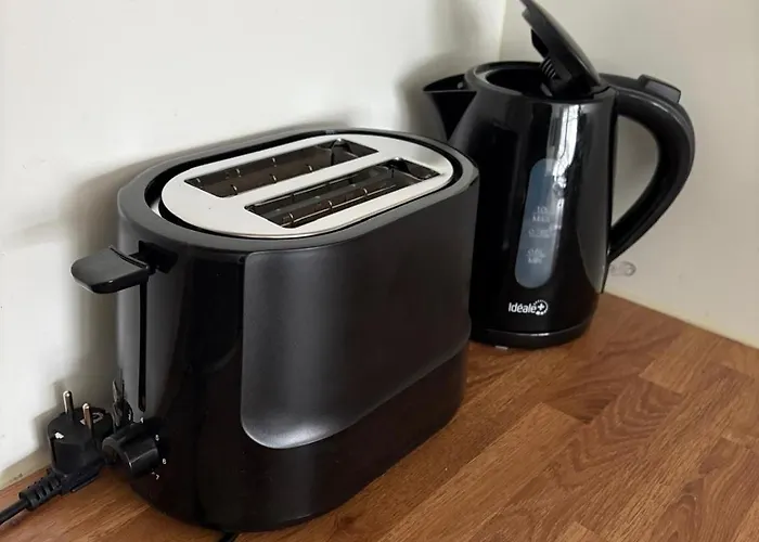 Modern Nearby Airport Apartment *